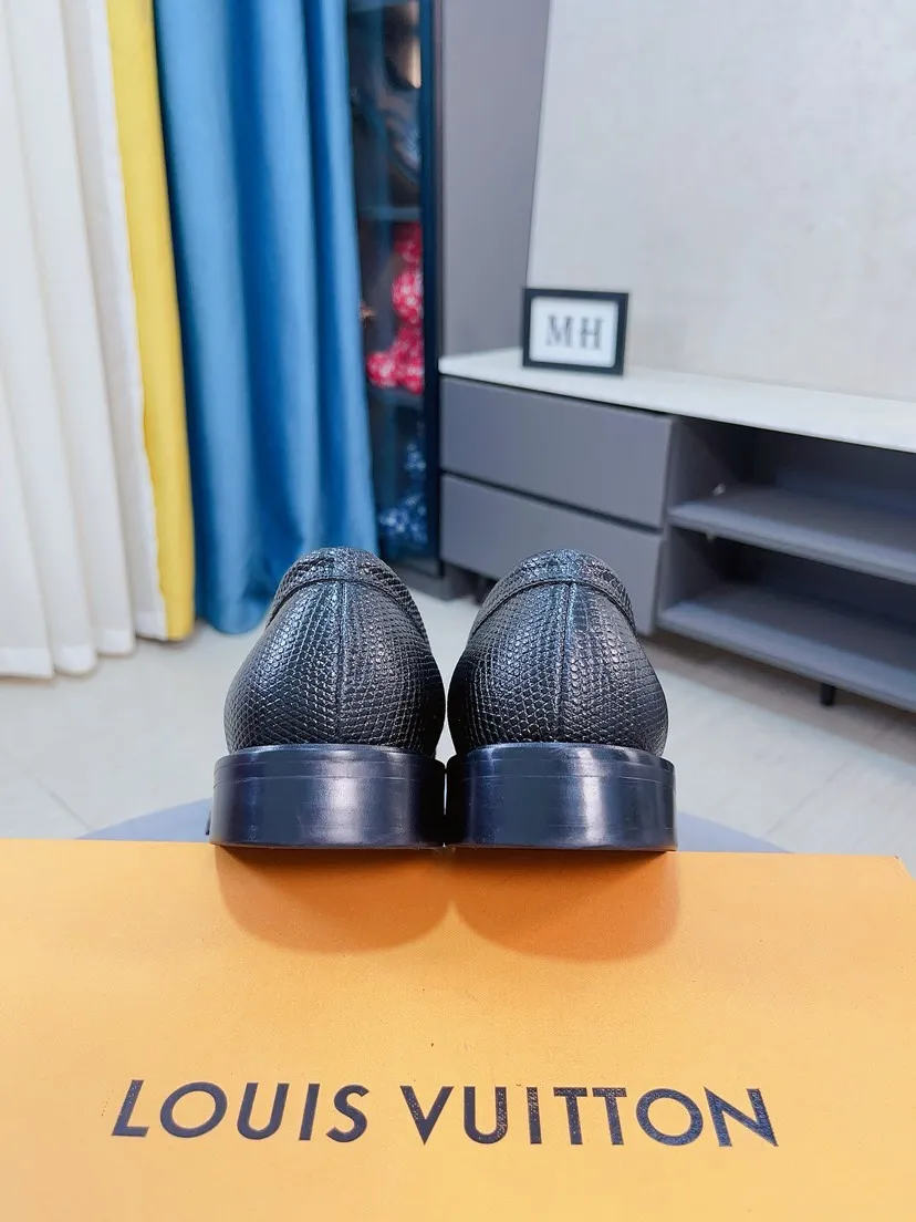 Men's shoes💰438🌹🌹【Louis Vuitton] LV official website synchronizes casual formal leather shoes, imported Italian first-layer calfskin, the leather feels natural and comfortable, and the flowing shoe body design embodies an extraordinary superior wearing experience. Smooth and tight hand-stitched seams achieve extraordinary noble taste. The lining is made of cowhide, which is high-end, comfortable and breathable, telling the man's high-spirited heart. Number of items in stock: 38-44 45 can be customized.